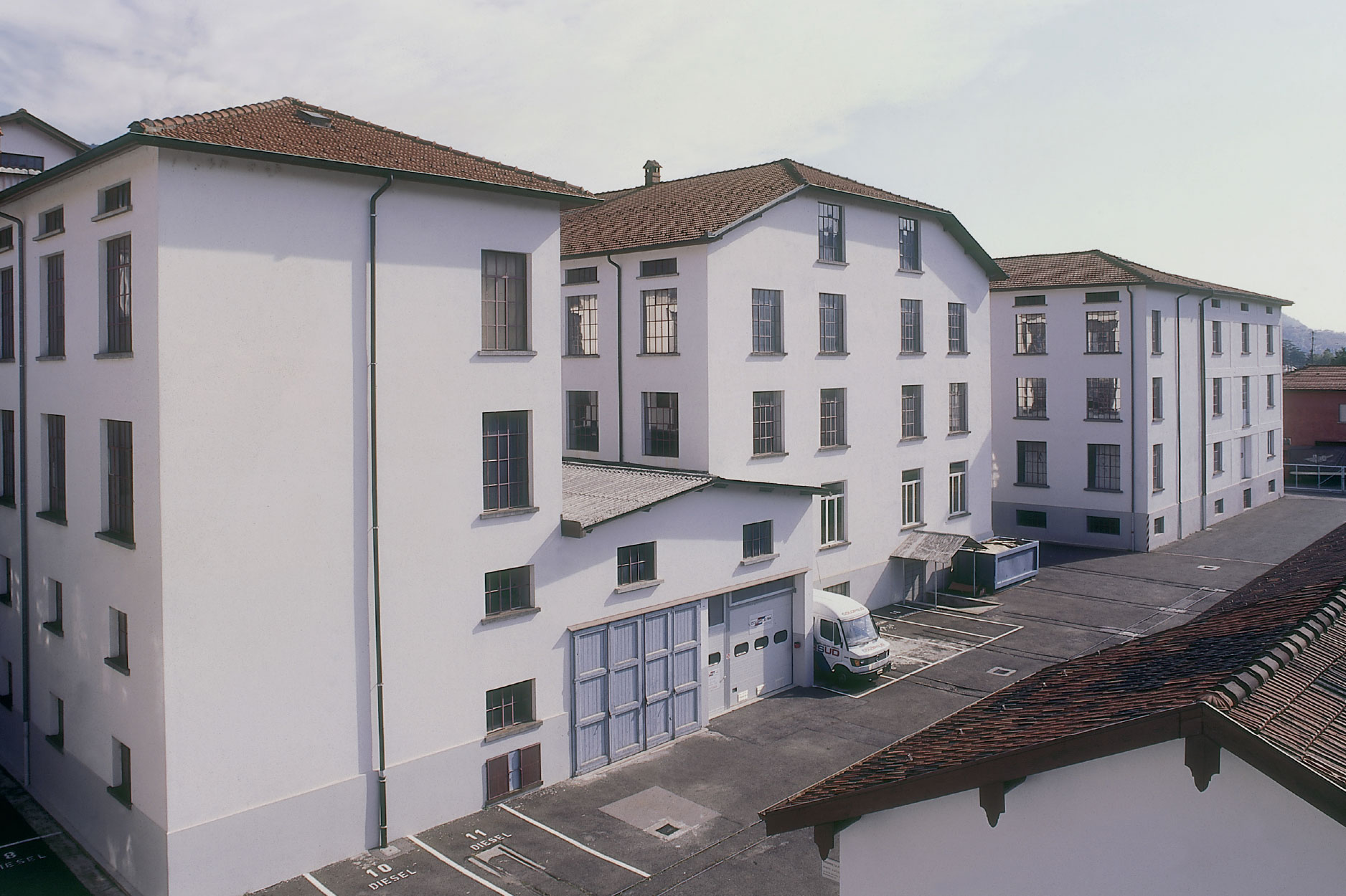**Avvio attività immobiliare**
La riduzione generale della produzione di tabacco in Svizzera e in particolare nel Mendrisiotto, nonché la necessità di importanti investimenti a seguito della richiesta da parte dei produttori di sigarette di consegnare il tabacco già frantumato, inducono l’amministrazione a trattare con la concorrenza le condizioni per l’uscita da settore. Iniziano i primi lavori di ristrutturazione necessari per dare avvio all’attività immobiliare, con l'affitto degli spazi. Parallelamente vengono valutate altre possibilità di diversificazione.